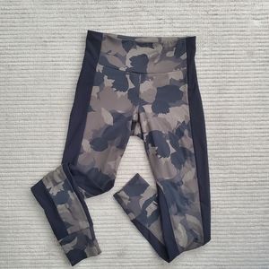 Athleta essex camo hybrid tights size xs